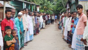 ইউপি চেয়ারম্যানের বিরুদ্ধে জমি ও প্রজেষ্ট দখলের প্রতিবাদে মানববন্ধন।