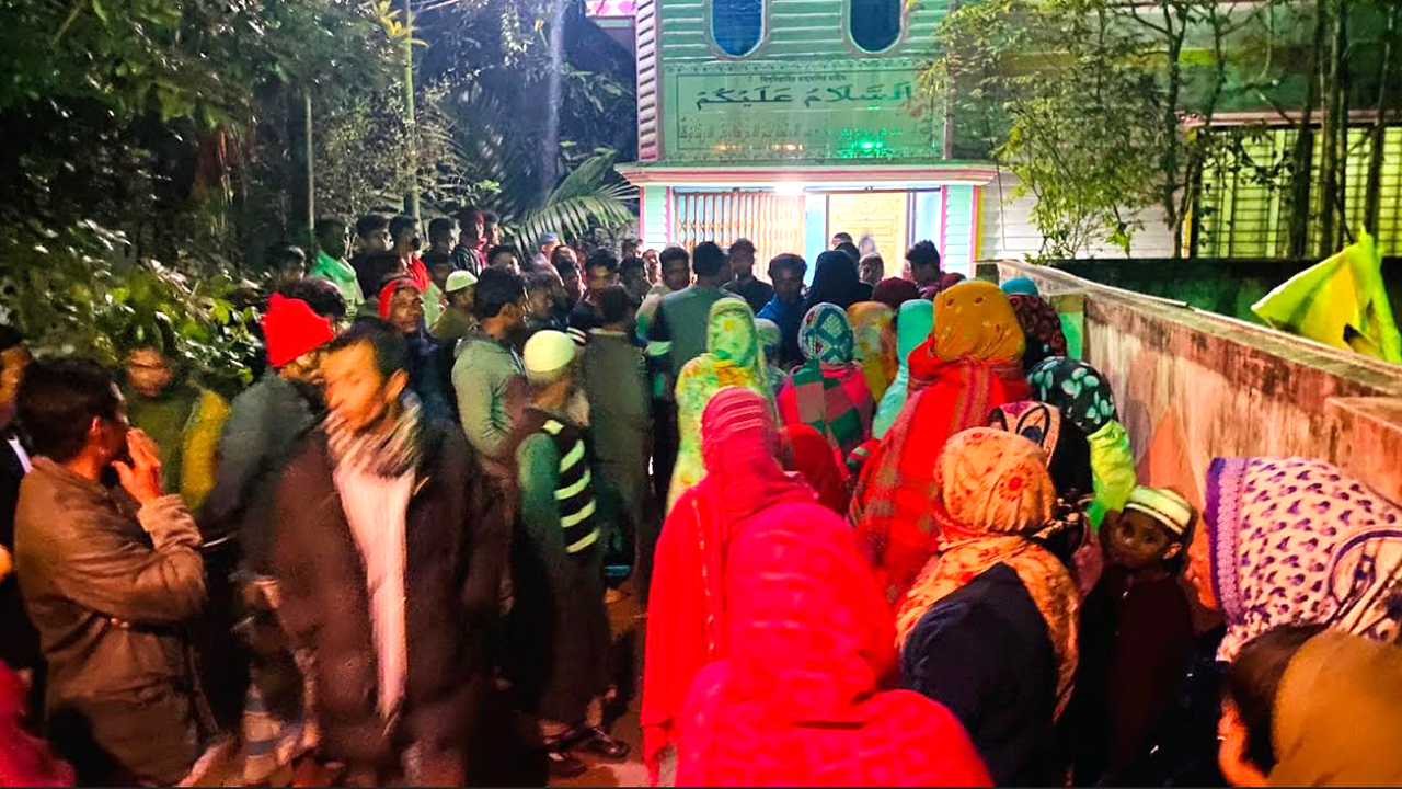 আধিপত্য বিস্তারকে কেন্দ্র করে ইউপি সদস্যের বাড়িতে হামলা, যুবককে কুপিয়ে জখম, পাল্টাপাল্টি অভিযোগ।