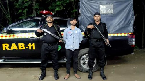 নোয়াখালীতে বন্দুকসহ তরুণ গ্রেফতার করেছে র‍্যাব-১১।