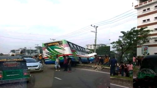 যাত্রীবাহী বাস নিয়ন্ত্রণ হারিয়ে ট্রাকে ধাক্কা, বাস যাত্রী নিহত!