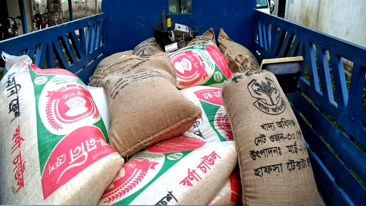 নোয়াখালীতে সরকারী ওএমএসের ১১৩০ কেজি চাল উদ্ধার, গ্রেফতার-১জন।