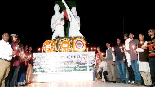 নোয়াখালীর মুক্ত স্কয়ারে বীর শহীদদের স্মরণে আলোক প্রজ্জ্বলন।