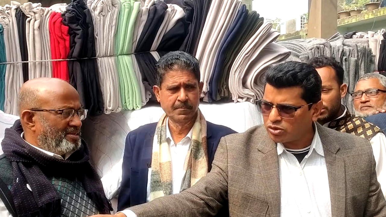 নোয়াখালীর কবিরহাটে সেতুমন্ত্রীর পক্ষে শীতবস্ত্র বিতরণ।