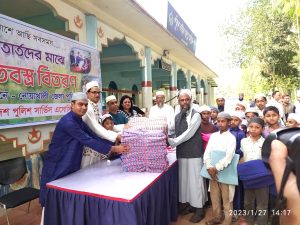 এতিমদের মধ্যে শীতবস্ত্র বিতরণ