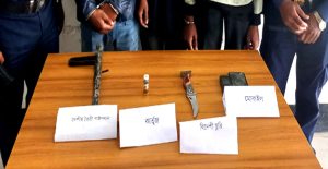 (একটি পাইপগান, এক রাউন্ড বন্দুকের গুলি, একটি চাকু ও দু্টি মোবাইল ফোন জব্দ)