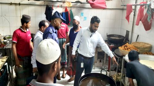 নোয়াখালীতে ইফতার সামগ্রী তৈরিতে নিষিদ্ধ ক্যামিকেল ব্যবহার করায় দুই প্রতিষ্ঠানে জরিমানা।