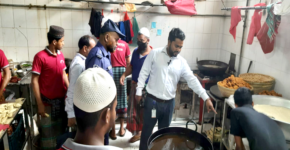 নোয়াখালীতে ইফতার সামগ্রী তৈরিতে নিষিদ্ধ ক্যামিকেল ব্যবহার করায় দুই প্রতিষ্ঠানে জরিমানা।