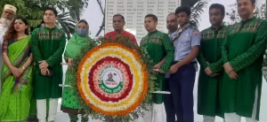 (মুক্তিযোদ্ধা স্মৃতি ফলকে পুষ্পস্তবক অর্পণ)
