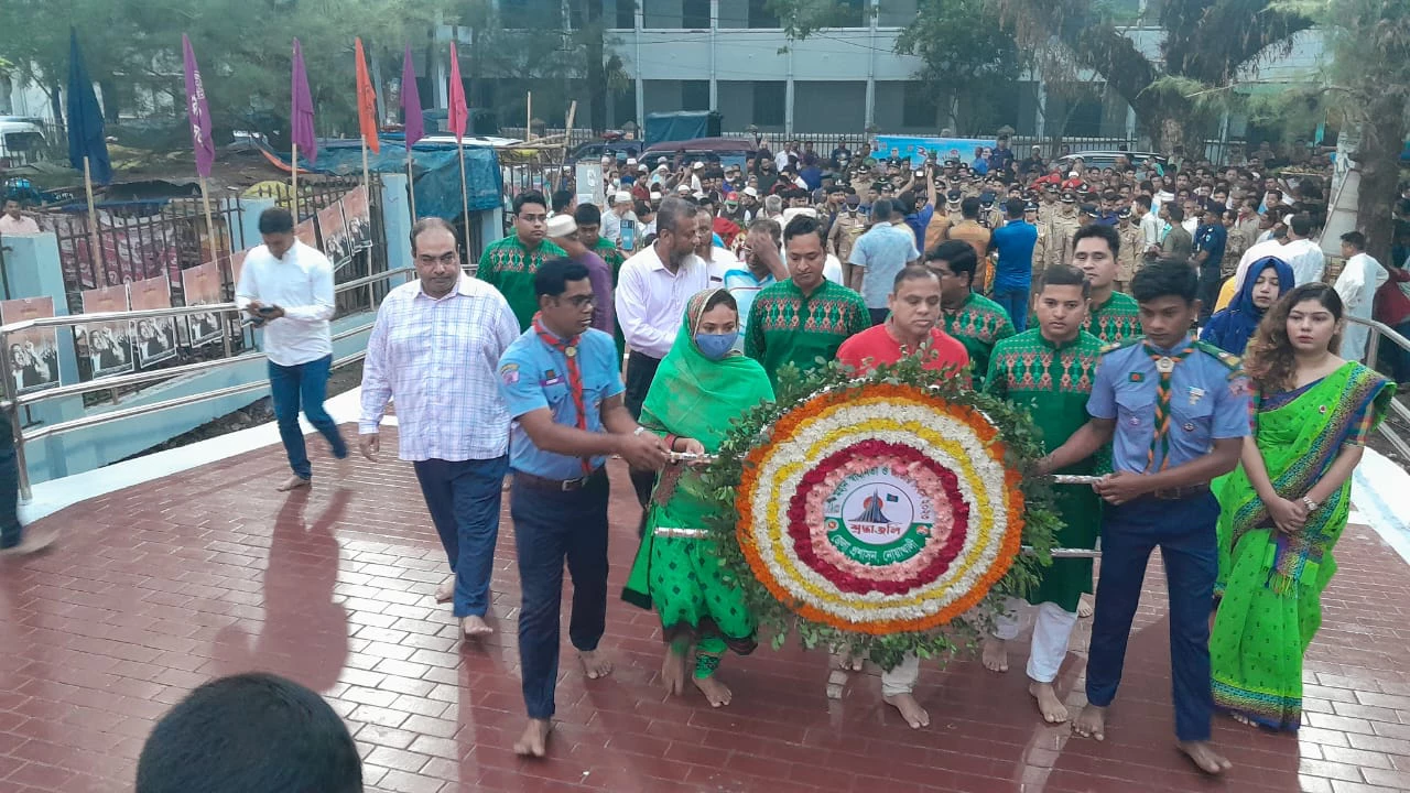 নোয়াখালীতে স্বাধীনতা ও জাতীয় দিবসে মুক্তিযোদ্ধা স্মৃতি ফলকে পুষ্পস্তবক অর্পণ।
