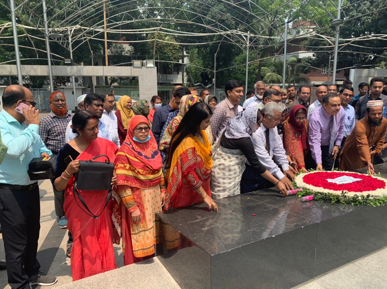 বঙ্গবন্ধু স্মৃতি যাদুঘরে ডিফেন্স ফাইন্যান্স ডিপার্টমেন্টের কন্ট্রোলারের শ্রদ্ধা