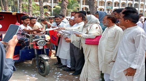 কবিরহাটে গরিব-অসহায়দের মাঝে ঈদ উপহার বিতরণ।