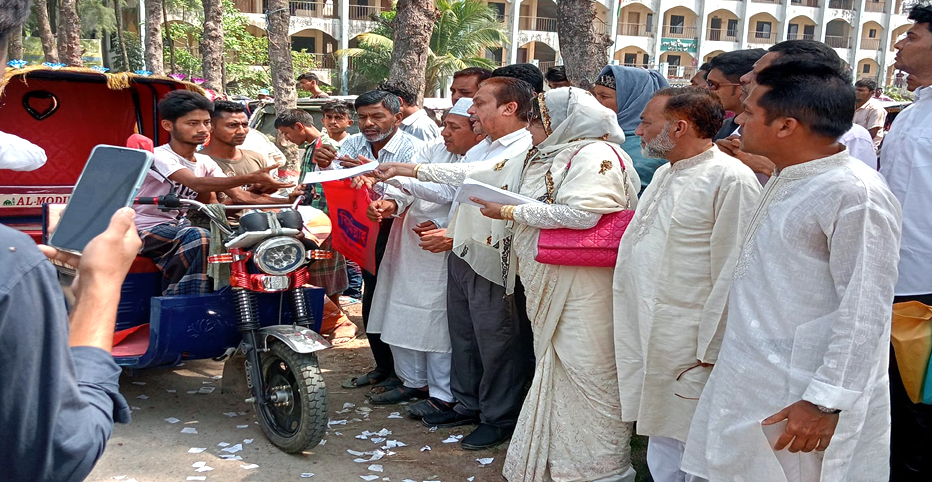 কবিরহাটে গরিব-অসহায়দের মাঝে ঈদ উপহার বিতরণ।