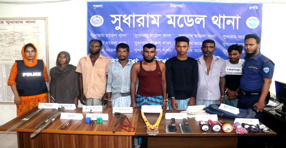 এক নারী সহ ৬ ডাকাত গ্রেফতার অস্ত্র-গুলি ও ডাকাতির সরঞ্জাম উদ্ধার।