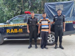 (নোয়াখালীতে আগ্নেয়াস্ত্রসহ তিন যুবক গ্রেফতার)