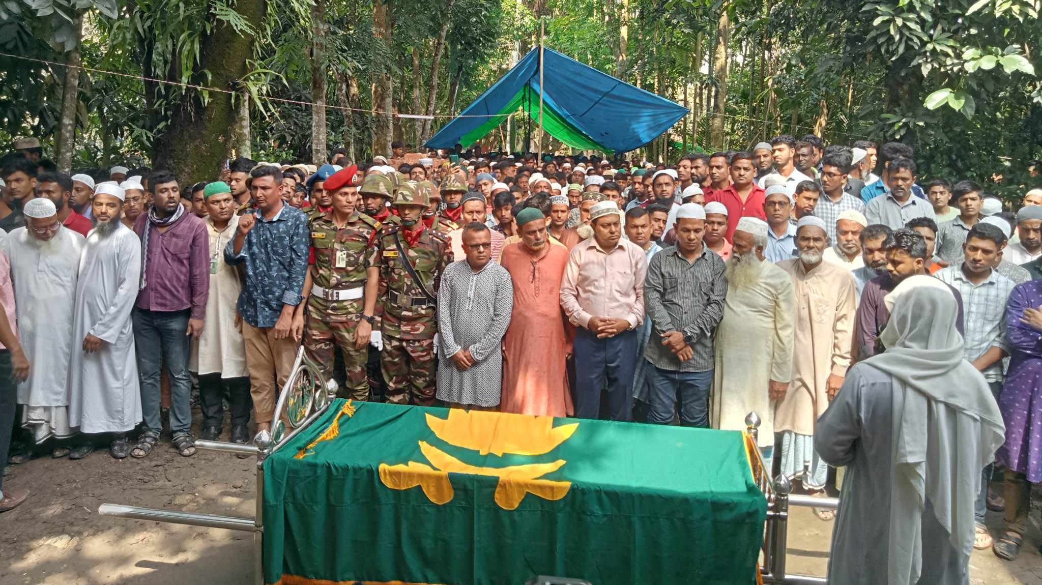 নোয়াখালীতে সেনাসদস্য মাসুমের দাফন সম্পন্ন, শোকে বিহ্বল স্বজনেরা।