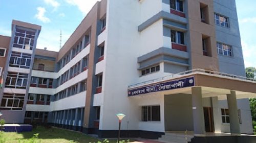 জরুরি সেবা ৯৯৯ কল পেয়ে বৃদ্ধা নারীকে উদ্ধার করে হাসপাতালে নিয়েছে পুলিশ।