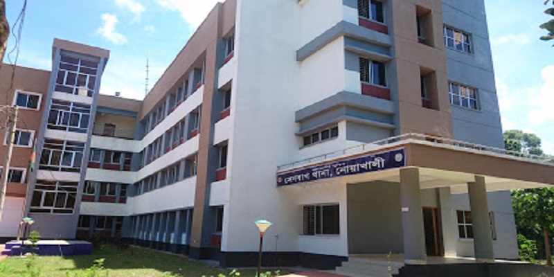 জরুরি সেবা ৯৯৯ কল পেয়ে বৃদ্ধা নারীকে উদ্ধার করে হাসপাতালে নিয়েছে পুলিশ।