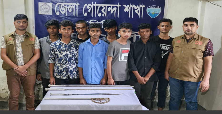 নোয়াখালীতে কিশোর গ্যাং গ্রুপের ৮ সদস্য গ্রেফতার, অস্ত্র উদ্ধার