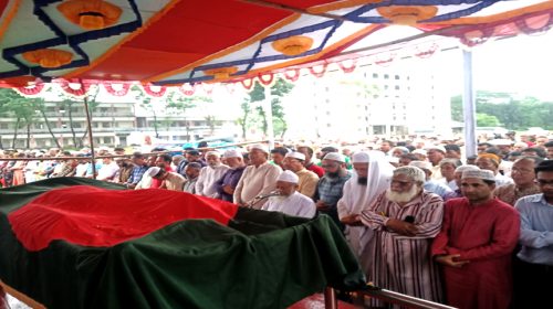 নোয়াখালীতে মায়ের কবরের পাশে সমাহিত হলেন সিরাজুল আলম খান (দাদাভাই) 