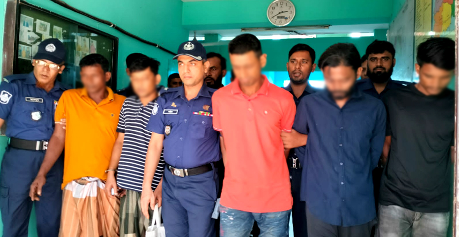 নোয়াখালীতে প্রবাসীর বাড়িতে ডাকাতি, আগ্নেয়াস্ত্রসহ গ্রেফতার ৫
