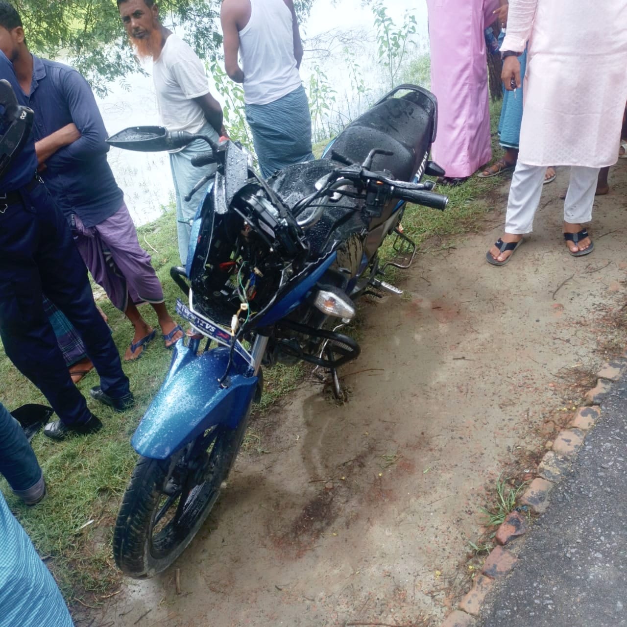 নোয়াখালীতে মোটরসাইকেল দুর্ঘটনায় এক পর্যটকের মৃত্যু, আহত দুই