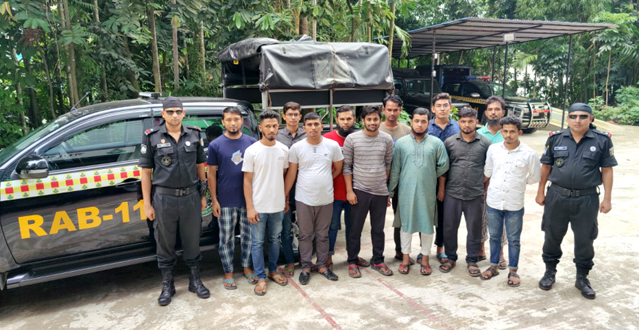 নোয়াখালীতে পাসপোর্টসহ ১৭ দালাল গ্রেফতার