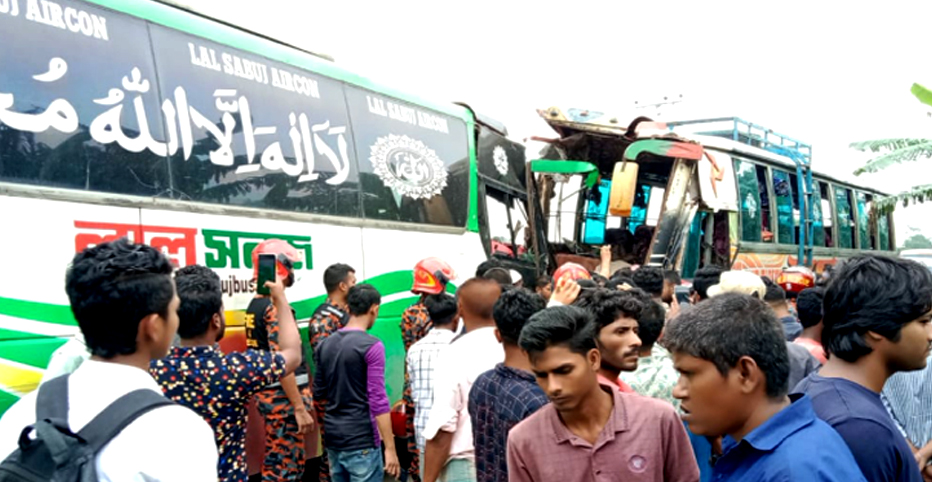 নোয়াখালীতে দুই বাসের মুখোমুখি সংঘর্ষ, আহত ১৭