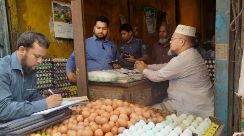 নোয়াখালীতে বেশী দামে ডিম বিক্রি করায় ৪ ব্যবসায়ীকে জরিমানা  