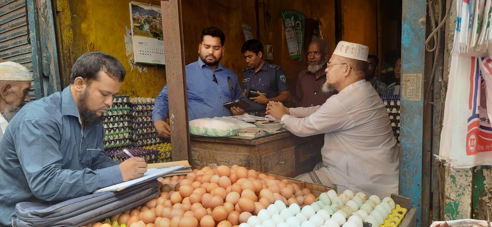নোয়াখালীতে বেশী দামে ডিম বিক্রি করায় ৪ ব্যবসায়ীকে জরিমানা  