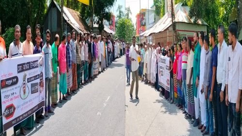 নোয়াখালীতে পরকীয়ার জেরে হত্যা, আসামিদের গ্রেফতারের দাবিতে মানববন্ধন