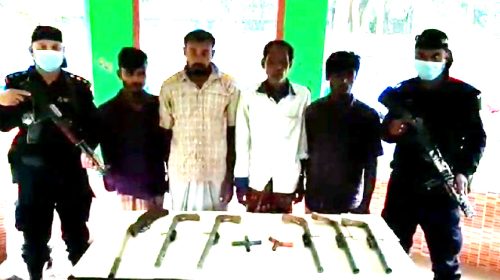 হাতিয়াতে পুলিশের সাথে রউফ বাহিনীর গোলাগুলি, আটক ৬