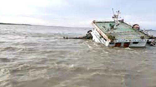 মেঘনা নদীতে কয়লাবাহী জাহাজ ডুবি