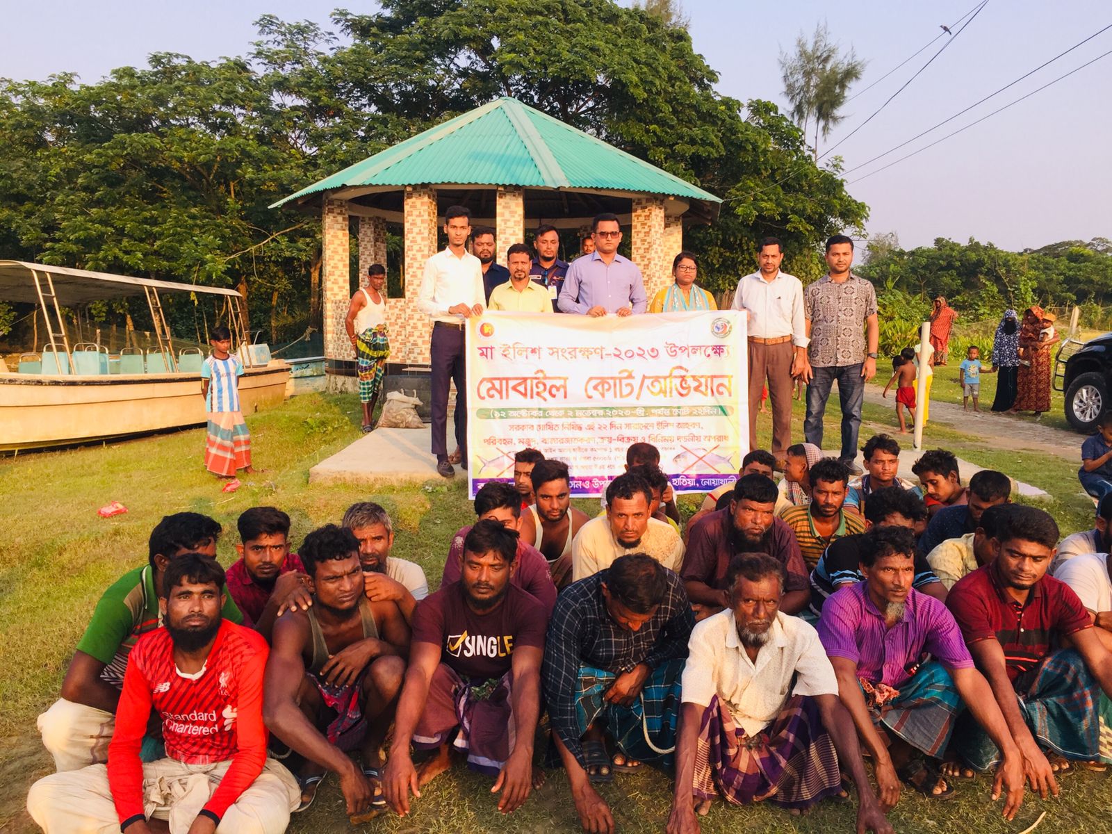 নিষেধাজ্ঞা অমান্য করে ইলিশ মাছ ধরায় ২৭ জেলে আটক