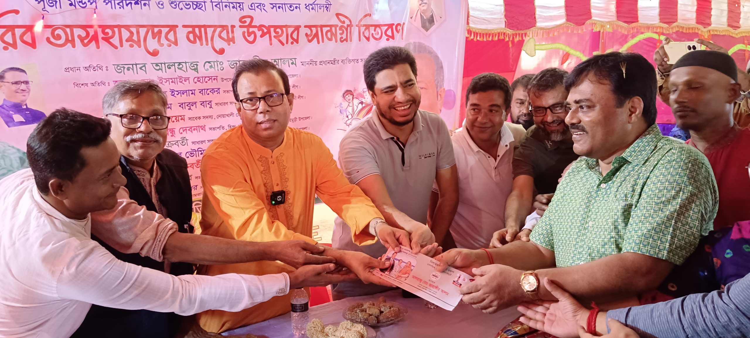 নোয়াখালীতে ২২ পূজা মন্ডপে নগদ অর্থ-উপহার সামগ্রী বিতরণ