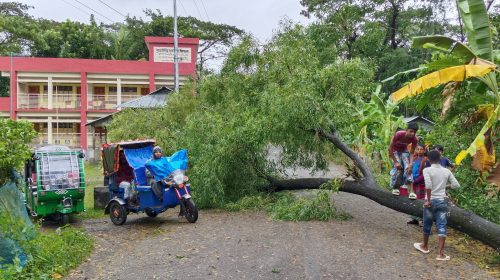 ঘূর্ণিঝড় মিধিলি'র আঘাতে নোয়াখালীতে শতশত ঘরবাড়ি বিধস্ত, বিদূৎ সংযোগ বিছিন্ন