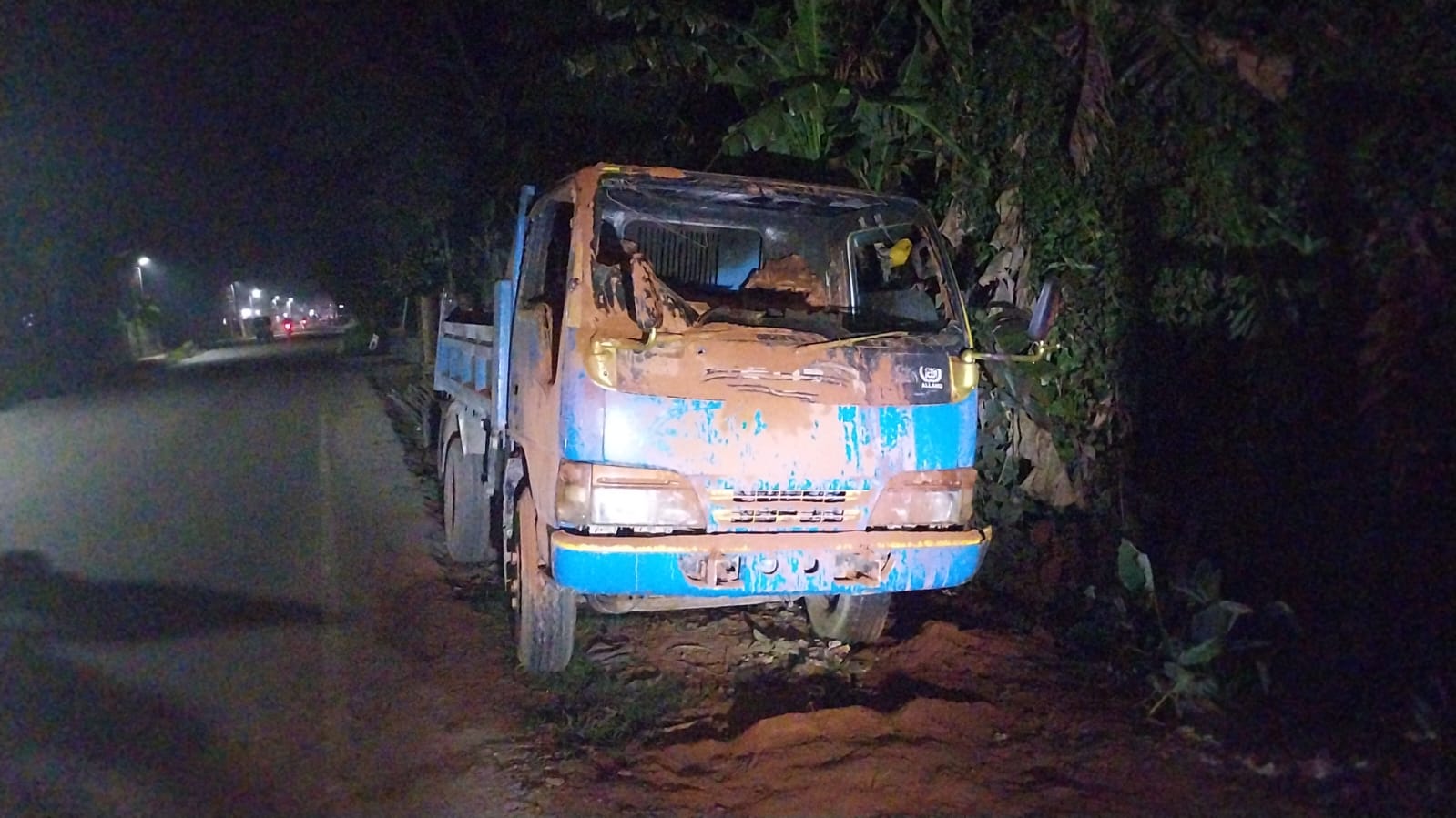 নোয়াখালীতে পিকআপ ভ্যানে আগুন, ৬টি ককটেল উদ্ধার