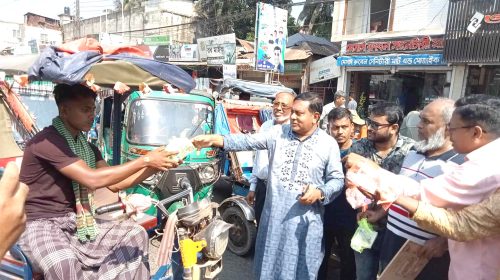 নোয়াখালীতে অবরোধে গাড়ি বের করায় খাবার পেল চালকরা