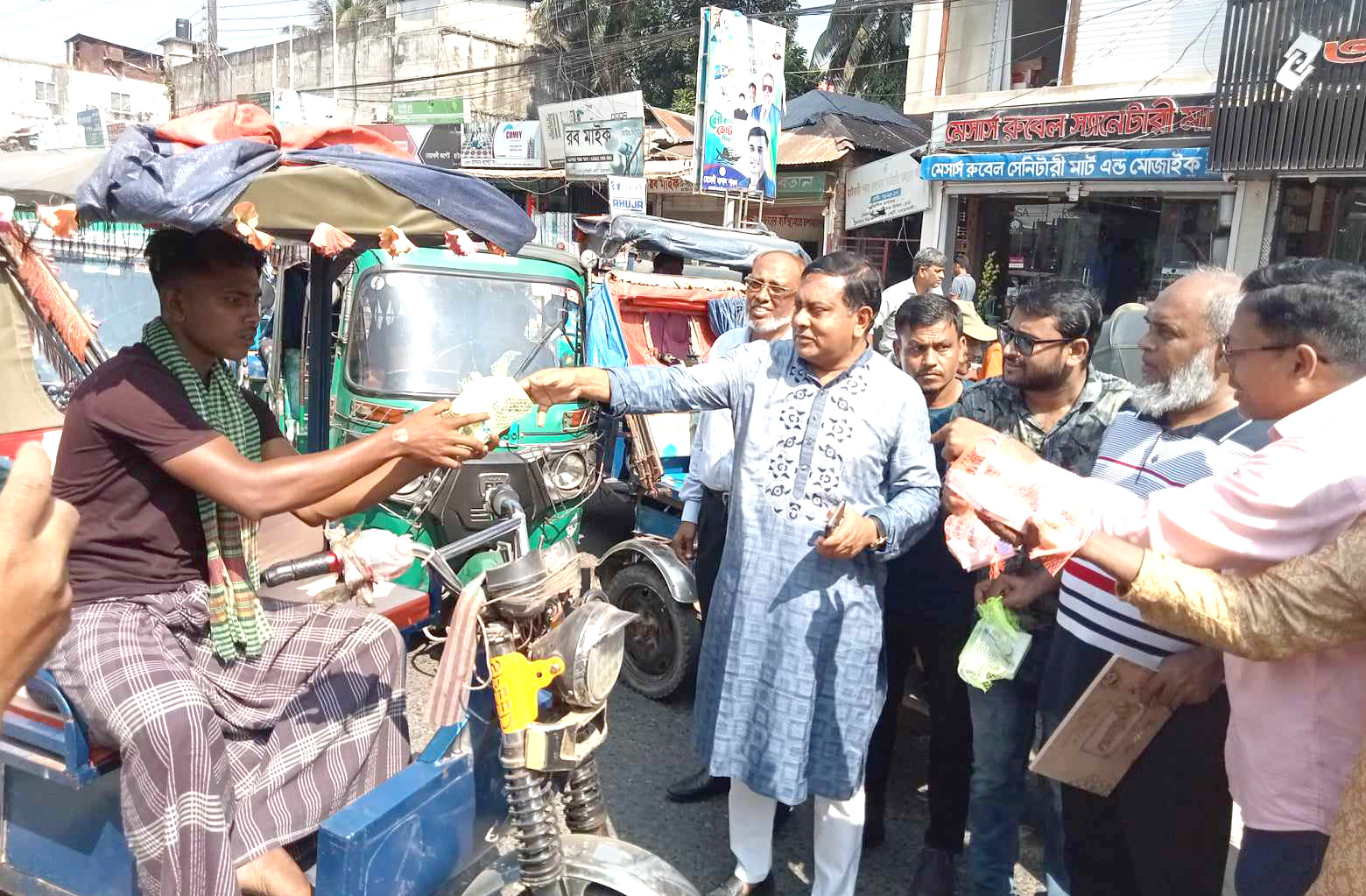 নোয়াখালীতে অবরোধে গাড়ি বের করায় খাবার পেল চালকরা