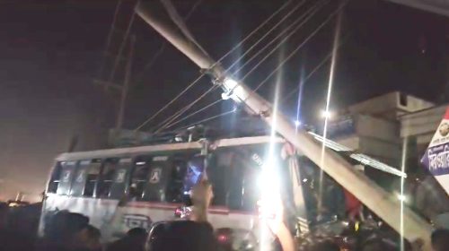 নোয়াখালীর বেগমগঞ্জে যাত্রীবাহী বাস নিয়ন্ত্রণ হারিয়ে দোকানে: আহত ১২