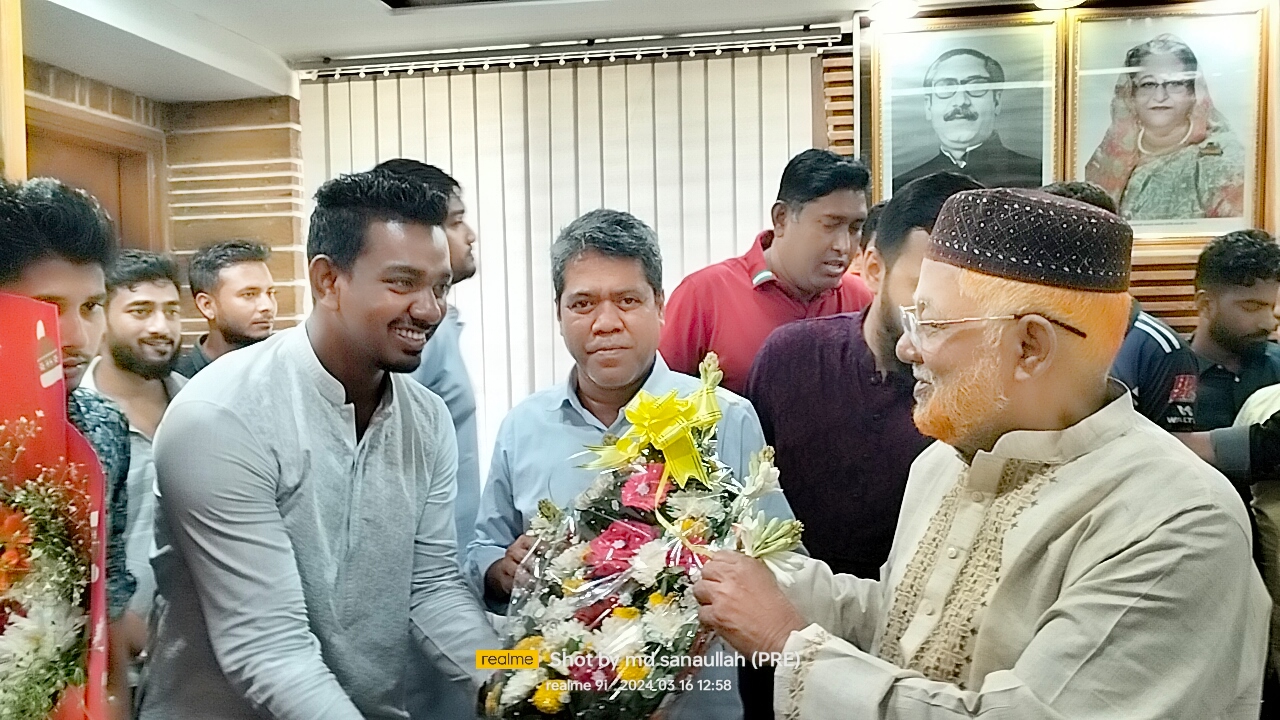 নোয়াখালী জেলা আওয়ামীলীগ নেতাদের সাথে ছাত্রলীগ নেতা কামরুলের শুভেচ্ছা বিনিময়