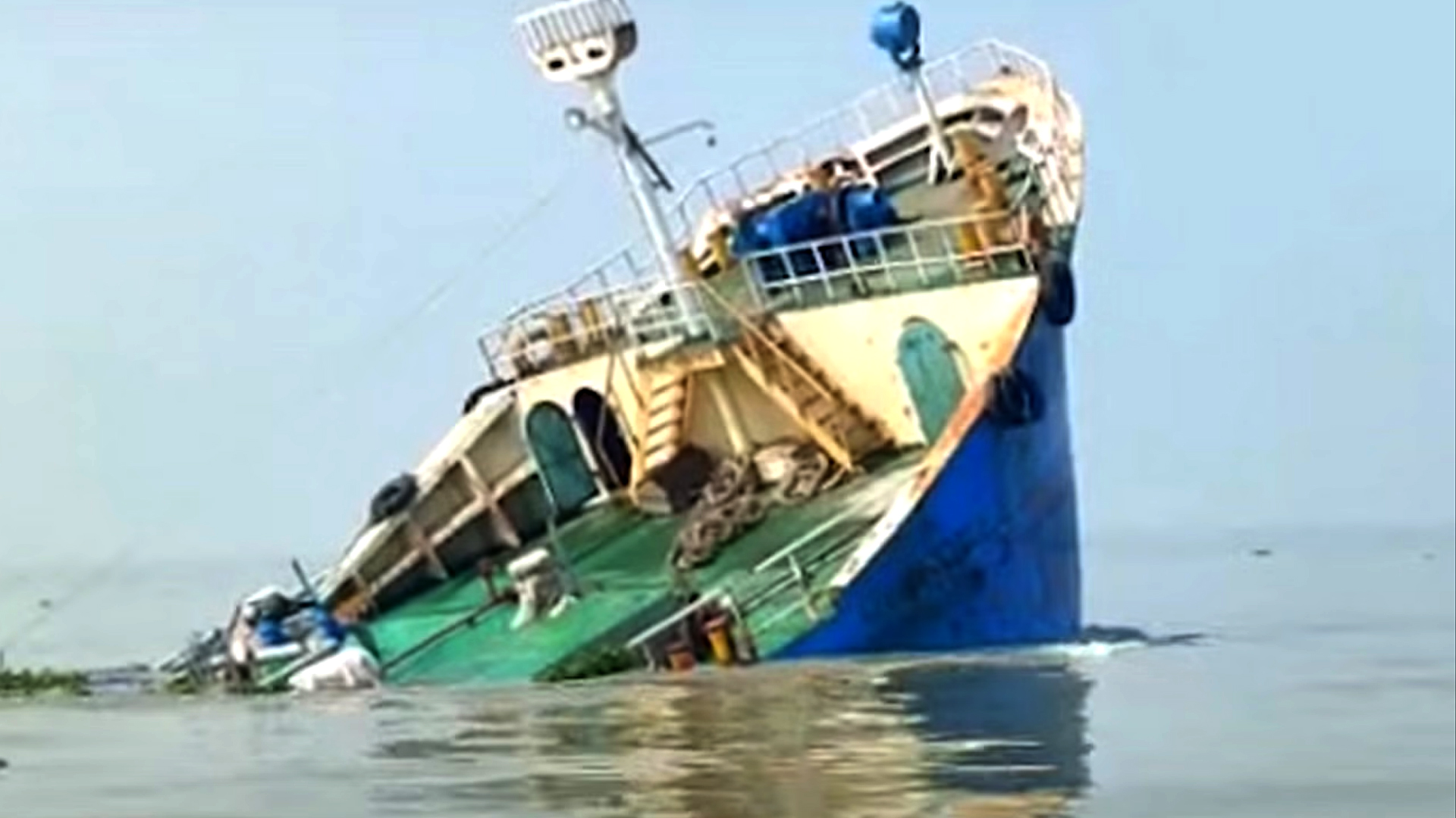 নোয়াখালীর হাতিয়ার বঙ্গোপসাগরে কার্গো জাহাজ ডুবি