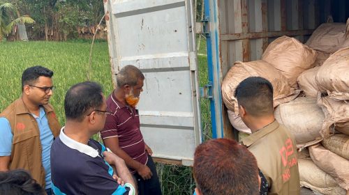 দুইটন কফি পাউডার সহ চালক ও হেলপার আটক 