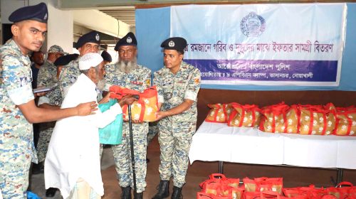 ভাসানচরের রোহিঙ্গাদের মাঝে পুলিশের ইফতার ও খাদ্য সামগ্রী বিতরণ