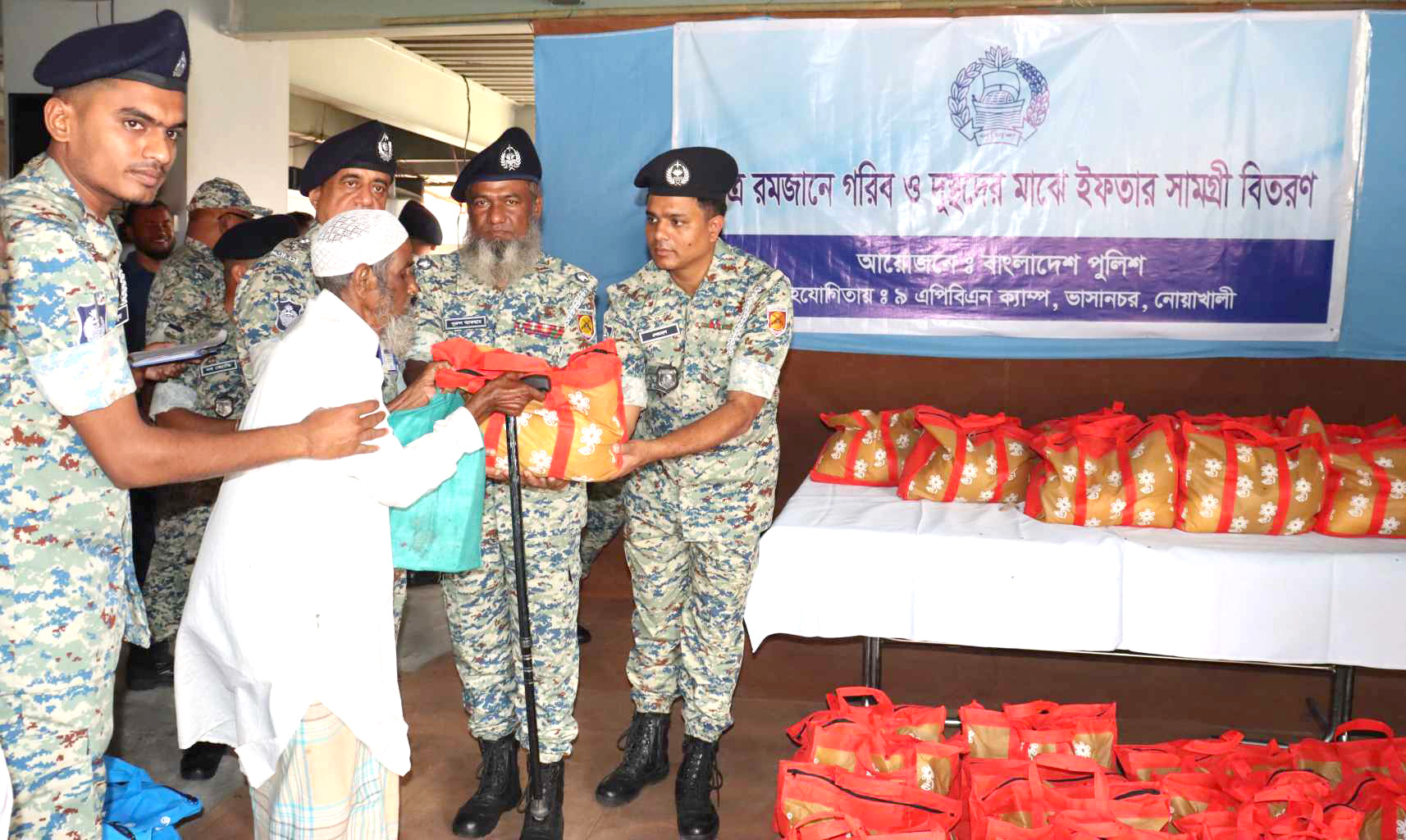 ভাসানচরের রোহিঙ্গাদের মাঝে পুলিশের ইফতার ও খাদ্য সামগ্রী বিতরণ