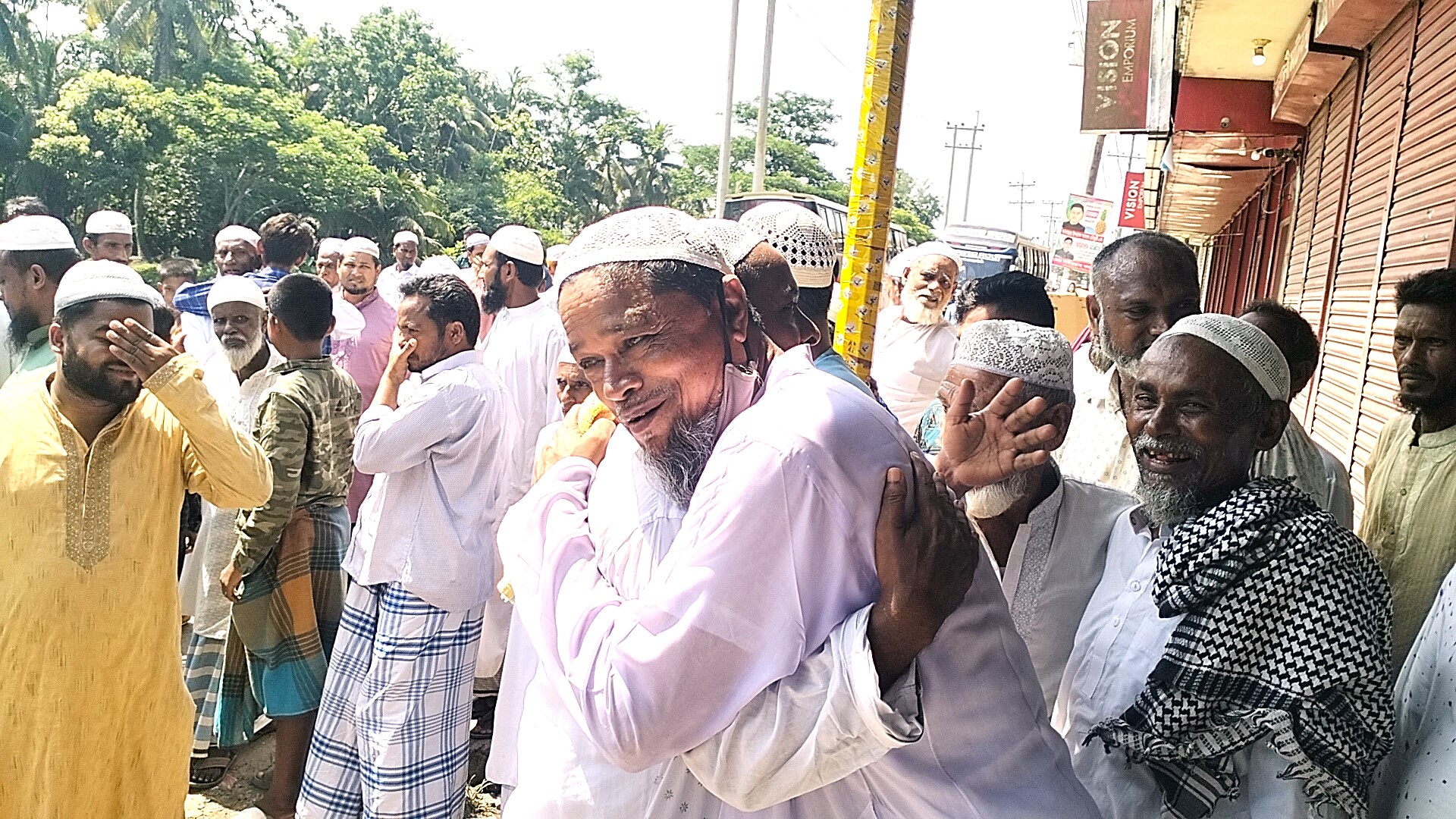 হজ যাত্রীদের বিদায় মুহূর্তে স্বজনদের দোয়ার আয়োজন