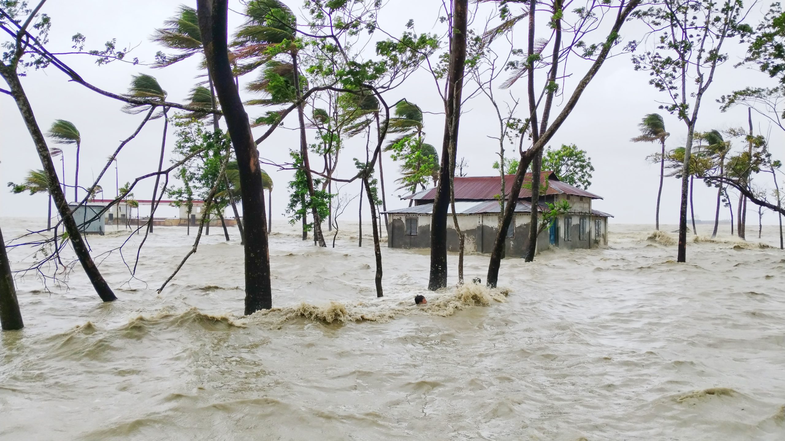 ঘূর্ণিঝড় রেমালে হাতিয়ার ১৪ গ্রাম প্লাবিত, পানিবন্দি হাজারো মানুষ