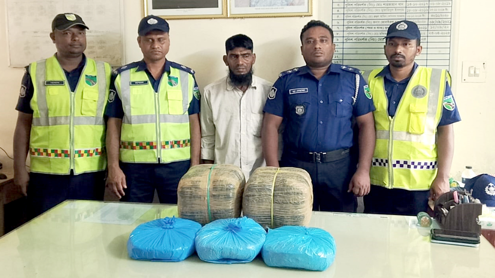১৩ কেজি গাঁজাসহ মাদক কারবারি গ্রেপ্তার