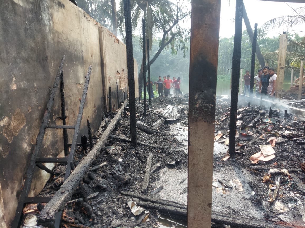 নোয়াখালীতে শর্ট সার্কিটের আগুনে পুড়ল ৮ দোকান