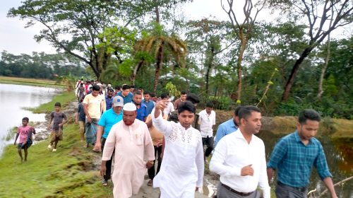 ঘূর্ণিঝড় রিমেলে ক্ষতিগ্রস্ত এলাকা পরিদর্শনে ইউএনও এবং পানি উন্নয়ন বোর্ড