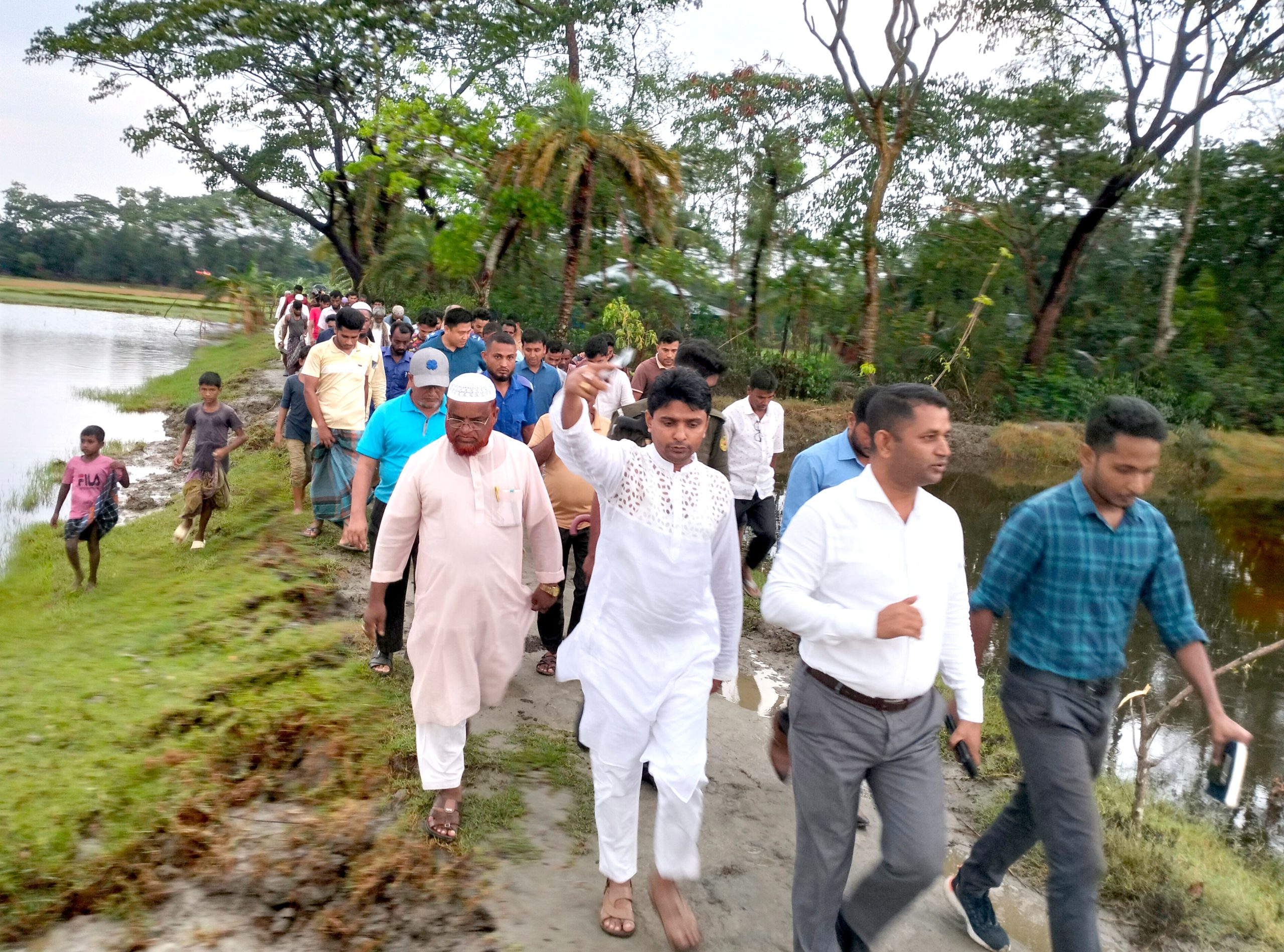 ঘূর্ণিঝড় রিমেলে ক্ষতিগ্রস্ত এলাকা পরিদর্শনে ইউএনও এবং পানি উন্নয়ন বোর্ড